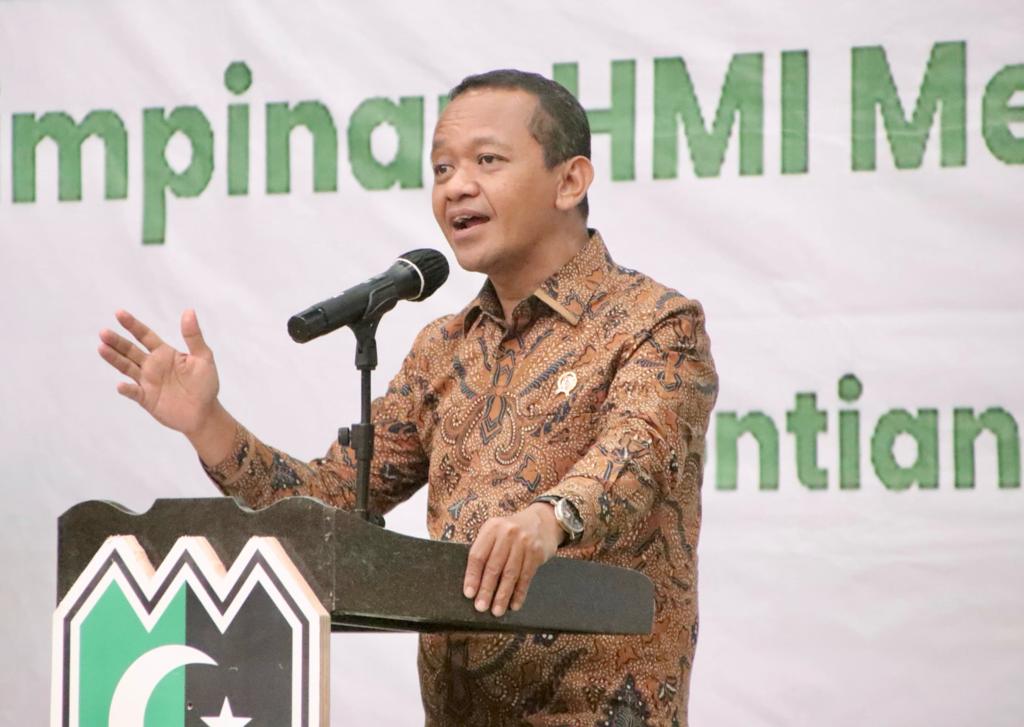 Menteri Investasi Bahlil Lahadalia dan Pj Gubernur Kalbar Harisson, saat mengahadiri acara penutupan Kongres HMI ke 32 di Hotel Haris Pontianak, Rabu (13/12) malam.