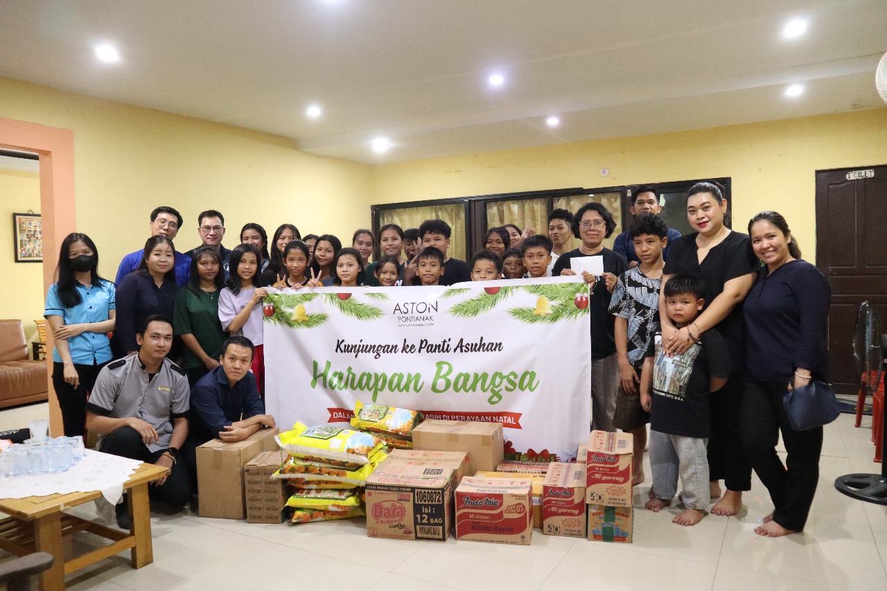 Beberapa Karyawan ASTON Pontianak berfoto bersama anak-anak Panti Asuhan.