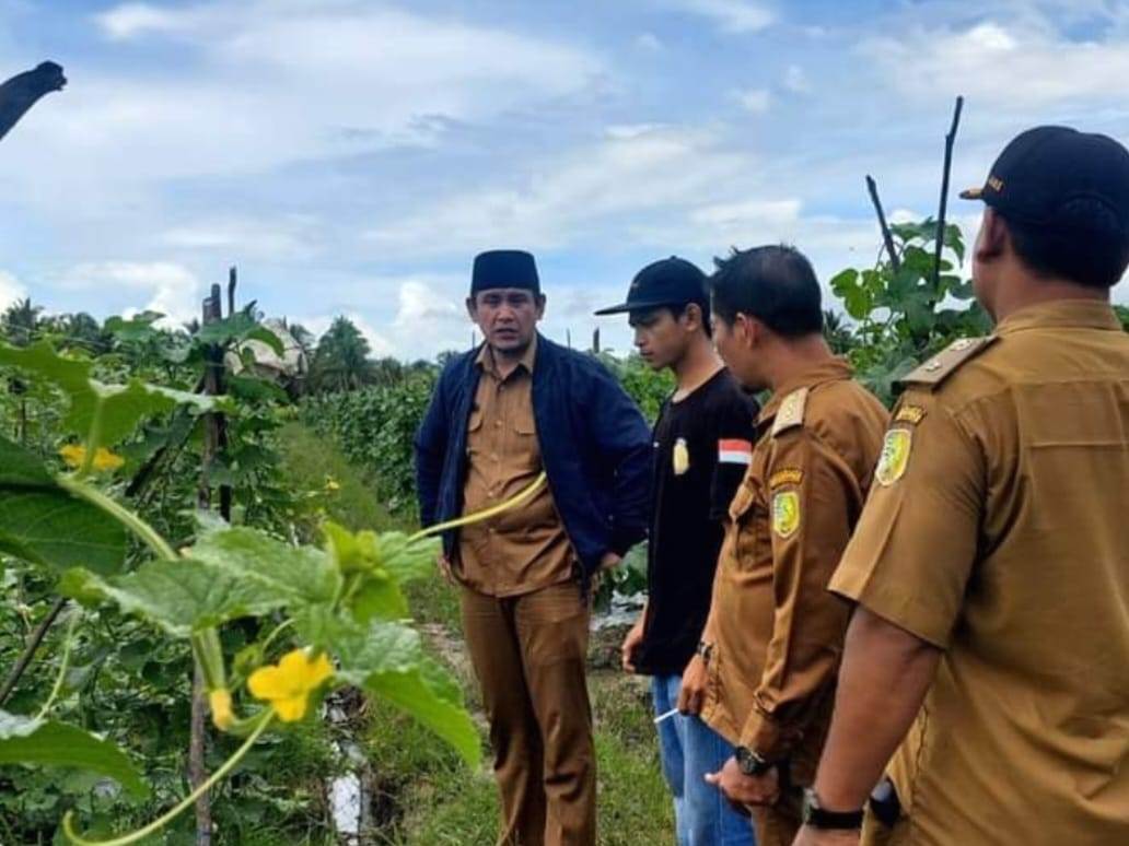 DIALOG: Wakil Bupati Sambas berdialog dengan para petani muda di Sambas.