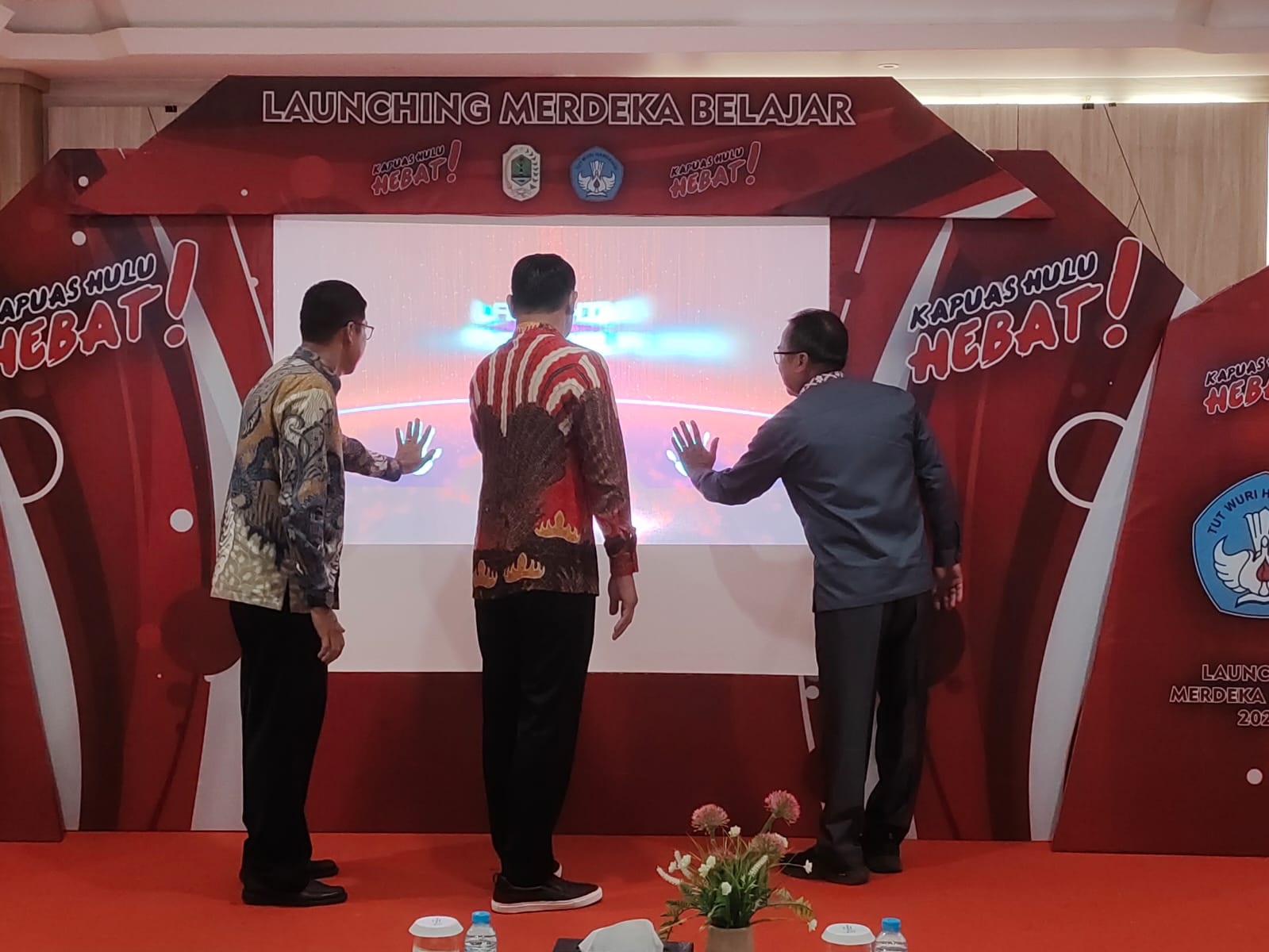 LAUNCHING: Bupati Kapuas Hulu Fransiskus Diaan saat melaunching program Merdeka belajar.