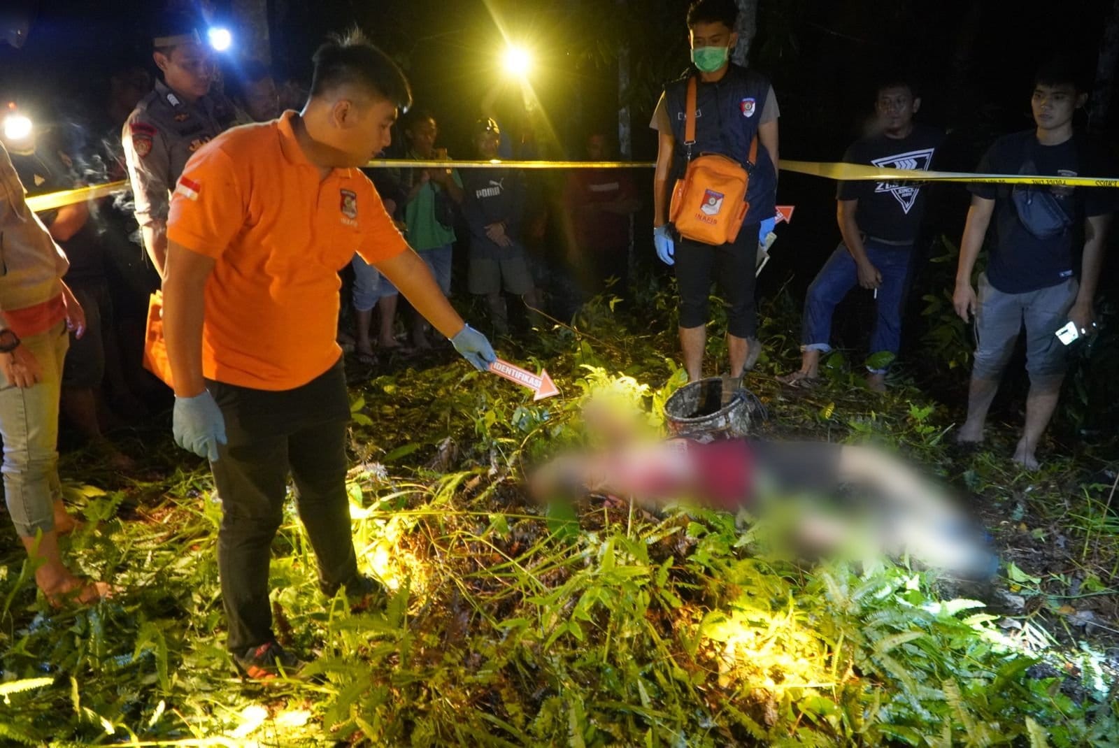 OLAH TKP : Unit Reskrim Polsek Sekadau Hilir saat di Tempat Kejadian Perkara (TKP) untuk melakukan pengecekan, pada Rabu (13/12).