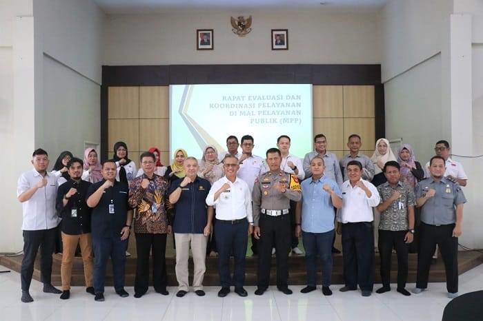 DIABADIKAN: Pj Wali Kota Singkawang dan para pejabat yang terlibat berfoto bersama Usai Rapat Evaluasi dan Koordinasi Pelayanan di MPP, kemarin.