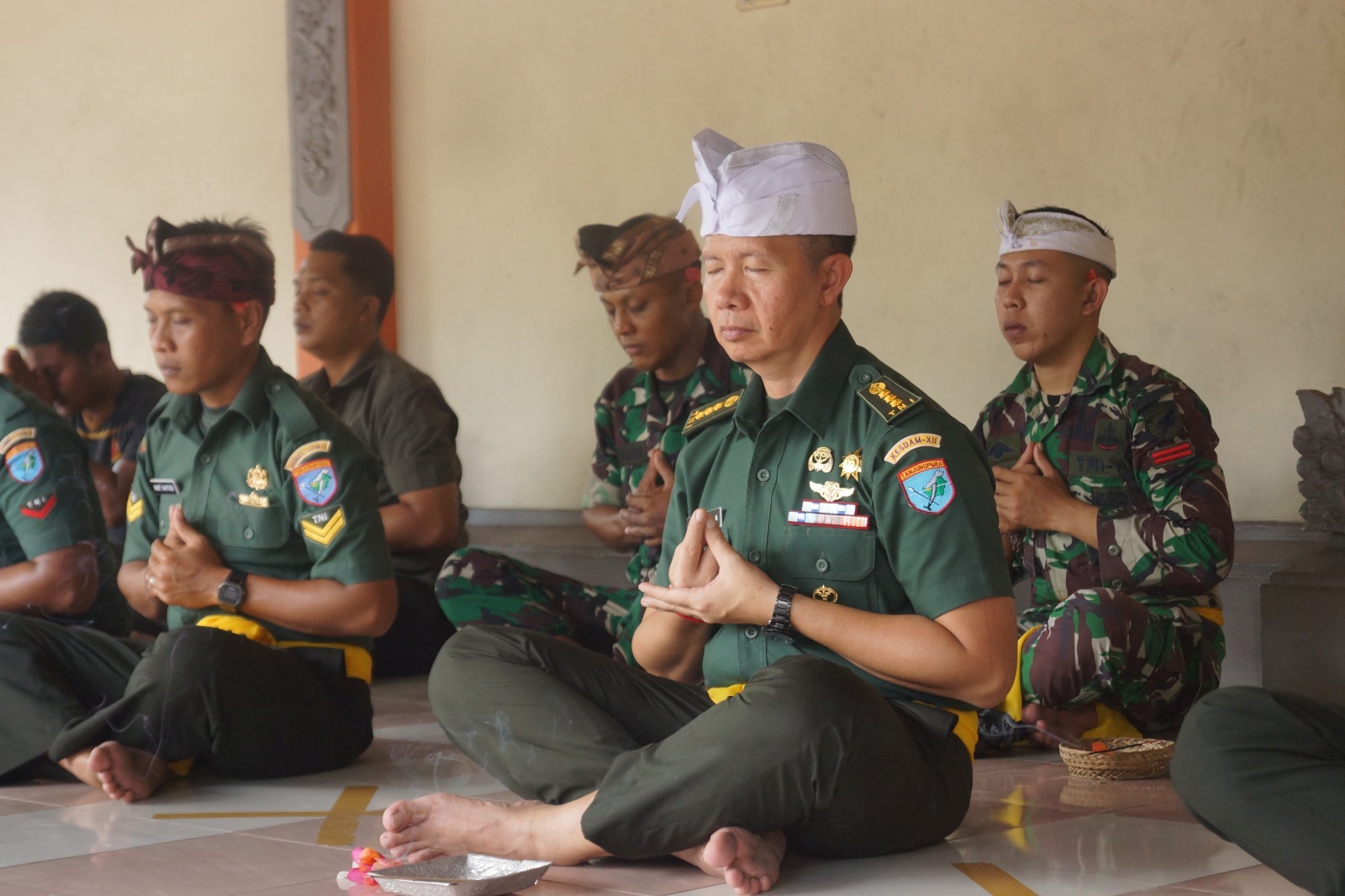 IBADAH: Para personel Kodam XII Tanjungpura yang beragama Hindu saat doa bersama dalam memperingati Hari Juang TNI Angkatan Darat ke-78 tahun 2023, kemarin.