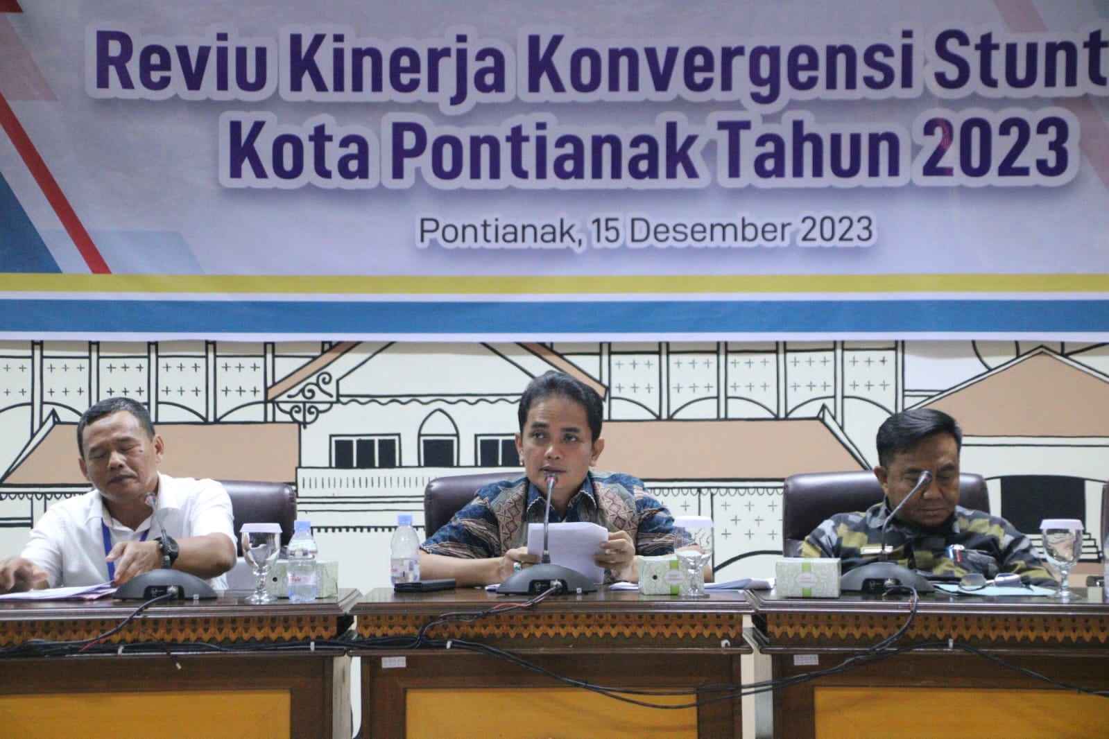 Wakil Wali Kota Pontianak Bahasan saat rapat review kinerja pelaksanaan program dan kegiatan penurunan stunting tahun 2023, Jumat (15/12) di Aula Rohana Muthalib Kantor Bappeda Kota Pontianak.