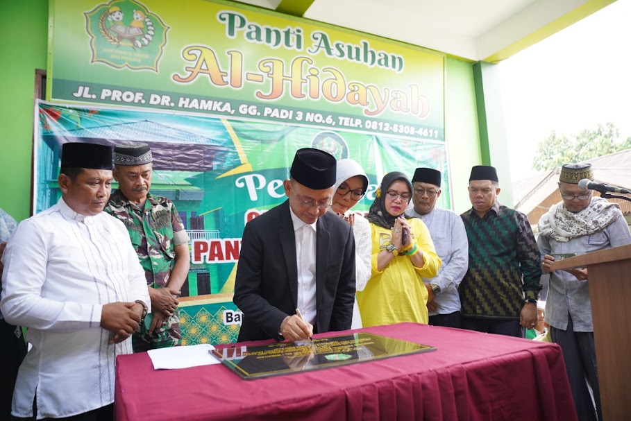 TANDA TANGAN: Wali Kota Pontianak Edi Rusdi Kamtono menandatangani prasasti peresmian Panti Panti Asuhan Al Hidayah di Gang Padi III, Sabtu (16/12).