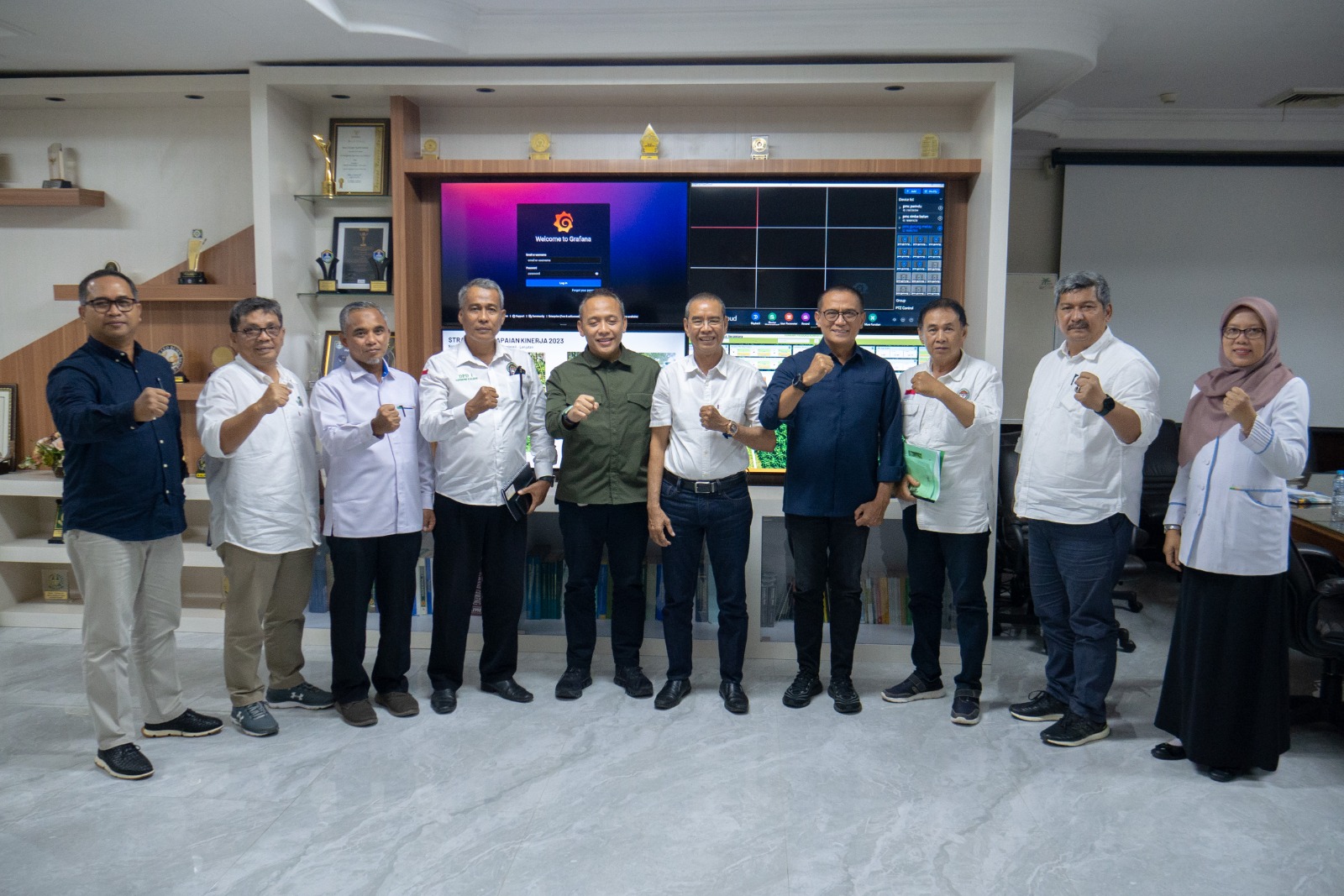 DUKUNGAN : Foto bersama usai pertemuan antara Aspekpir Kalbar dengan Sub Holding PalmCo dalam rangka mendukung program peremajaan sawit rakyat (PSR) di Kalimantan Barat.