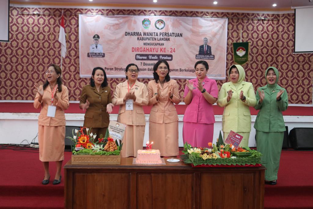Hari Puncak HUT Ke-24 Dharma Wanita Persatuan Kabupaten Landak, di Aula Kantor Bupati Landak Selasa (12/12).