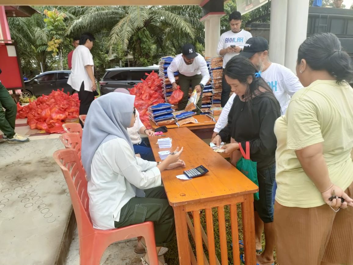 Operasi pasar murah di Kantor Camat Jelimpo, Rabu (13/12).