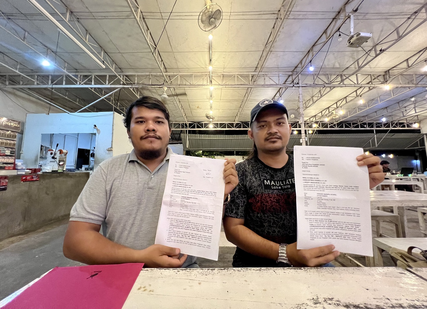 SURAT LAPORAN: Kuasa hukum dari LBH Pasmas Kalbar melihatkan surat laporan pengaduan atas dugaan perbuatan merekayasa fakta persidangan pada perkara penggelapan dalam jabatan.