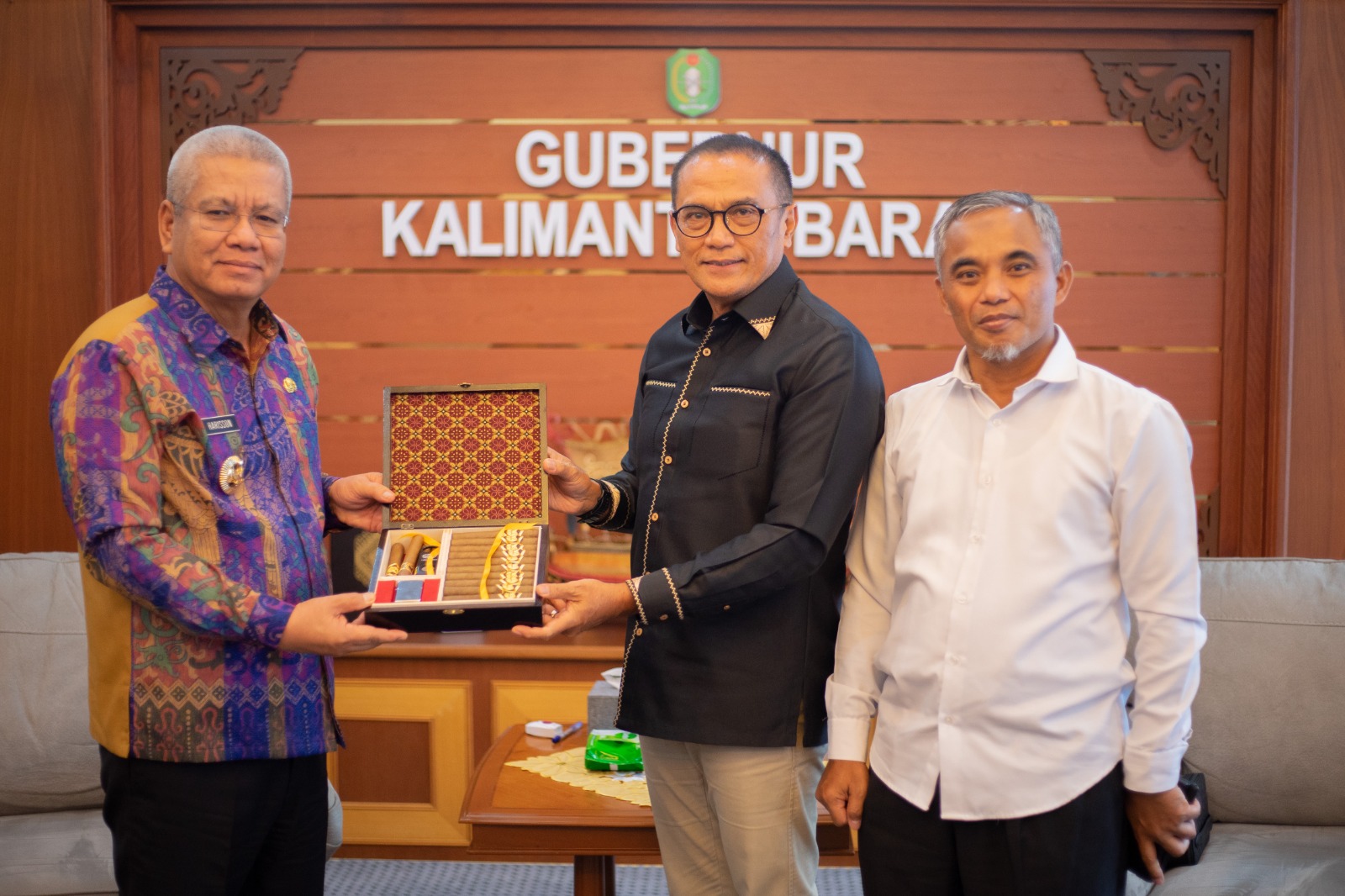 SINERGI : Direktur Kelembagaan PTPN IV ,Irwan Perangin-Angin bertemu Penjabat (Pj) Gubernur Kalbar, dr. Harisson, M.Kes di Ruang Kerja Gubernur Kalimantan Barat, Kamis (14/12).