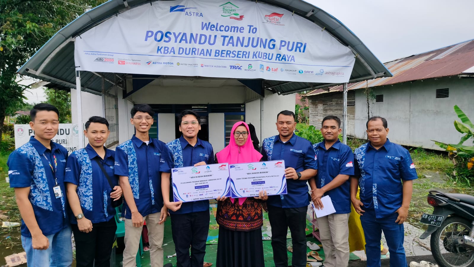 SIMBOLIS: Pengurus AFFCO Kalbar secara simbolis menyerahkan bantuan untuk KBA Durian Berseri, yang diterima tokoh setempat Fatima Larasati, Jumat (15/12).