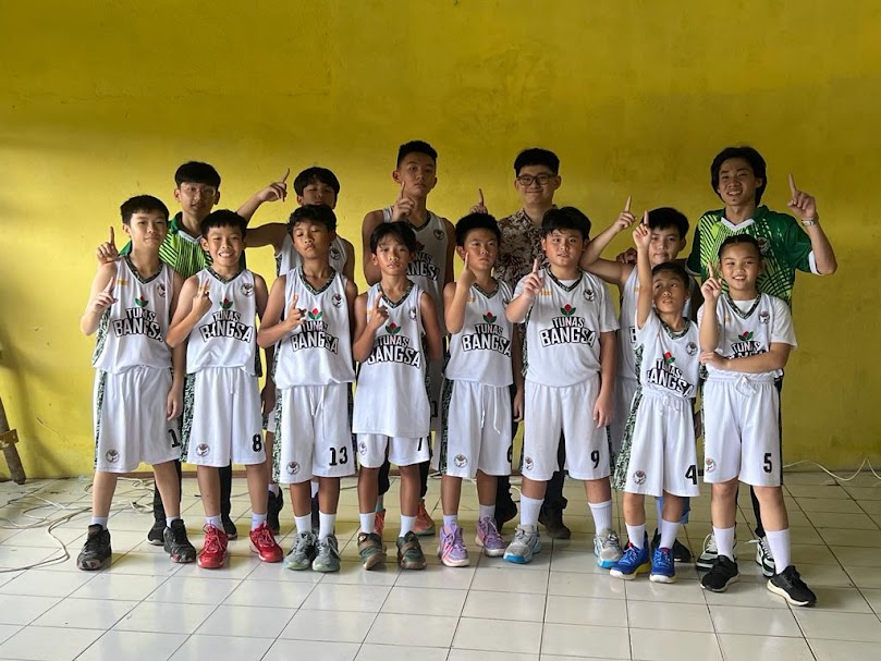 Para pebolabasket SD Tunas Bangsa yang berhasil menjadi jawara Turnamen Basket Piala Wali Kota-Jawara Basket Ball League, Sabtu (16/12).