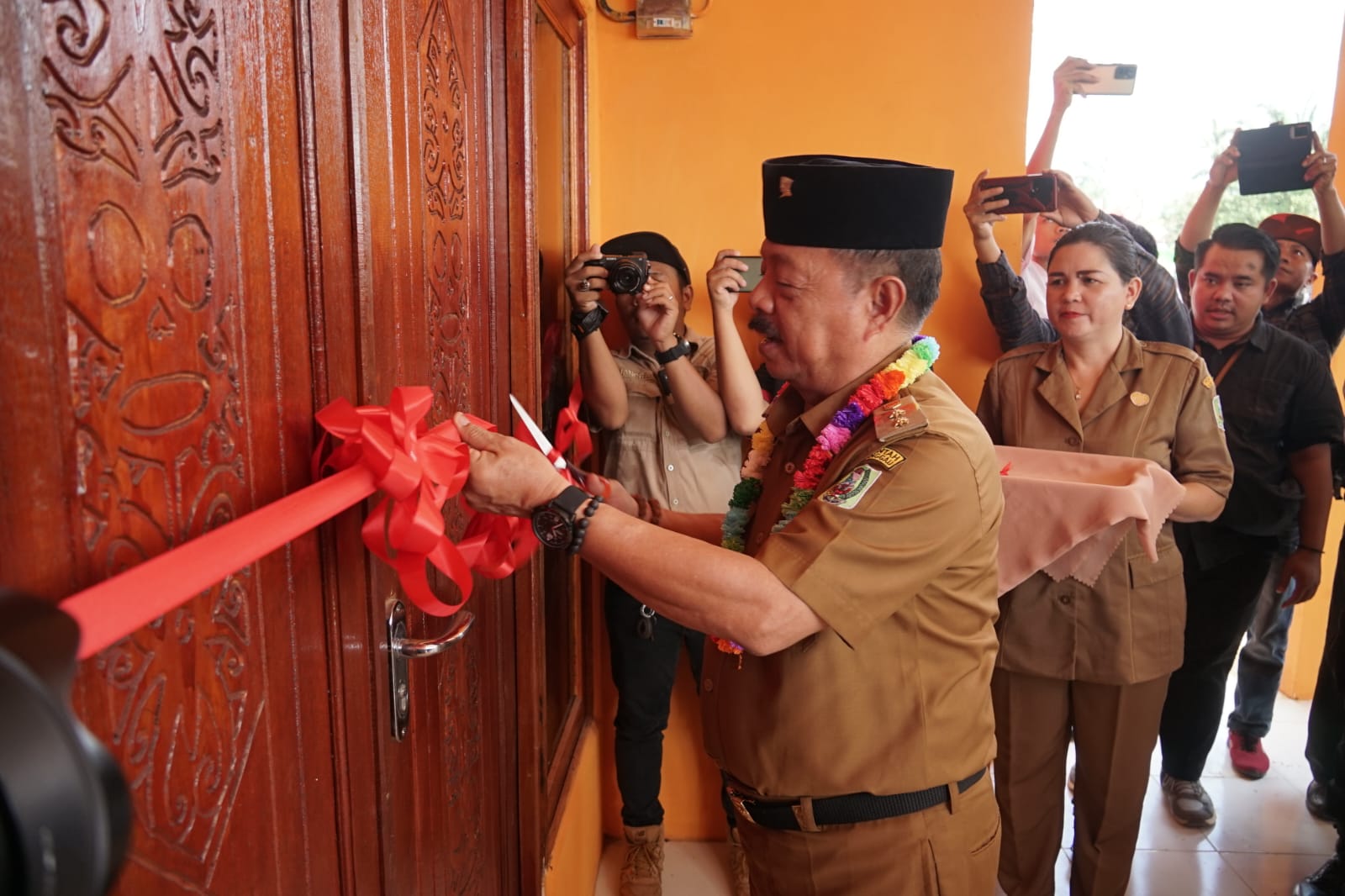 Plt. Bupati Sanggau Yohanes Ontot meresmikan gedung baru Kantor Desa Tri Mulya