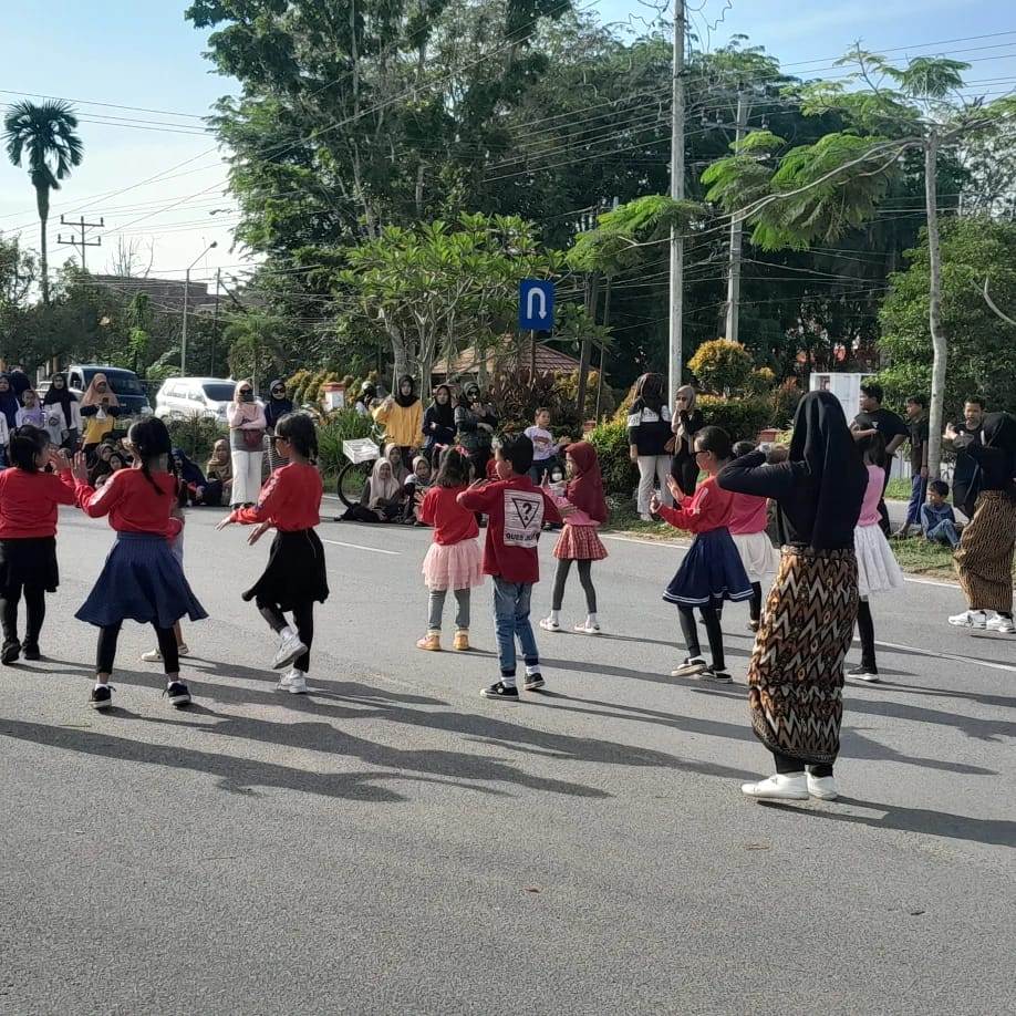CAR FREE DAY: Sejumlah anak-anak yang merupakan binaan kelompok kesenian Desa Kampung Lorong saat tampil di ajang car free day Sambas.