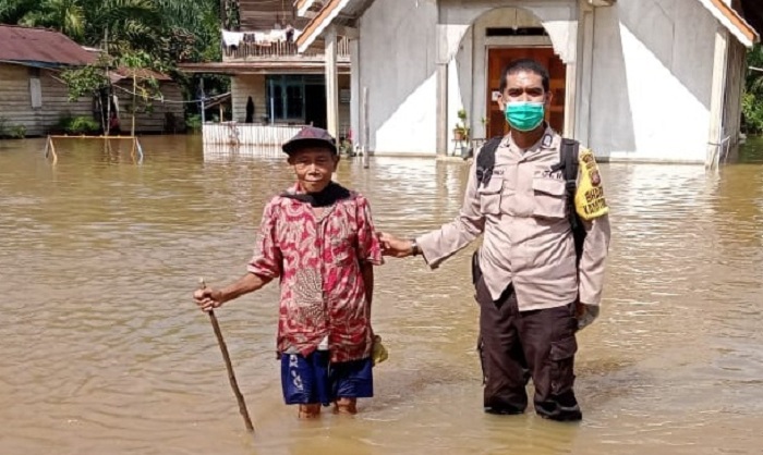 TERENDAM : Banjir merendam sebuah rumah ibadah di Desa Kersik Belantian Kecamatan Jelimpo Kabupaten Landak, Jumat (15/12).