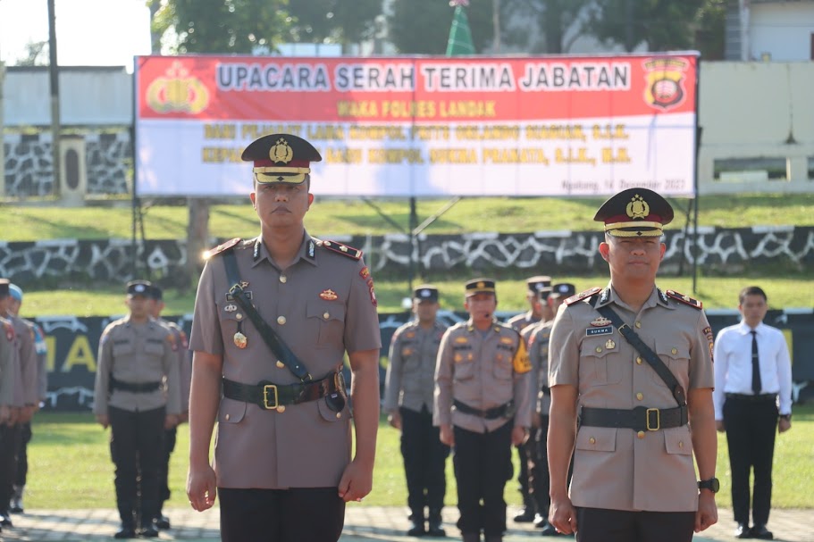 SERTIJAB: Wakpolres Landak sebelumnya Kompol Frits Orlando Siagian menyerahkan jabatan kepada Wakapolres yang baru, Kompol Sukma Pranata.