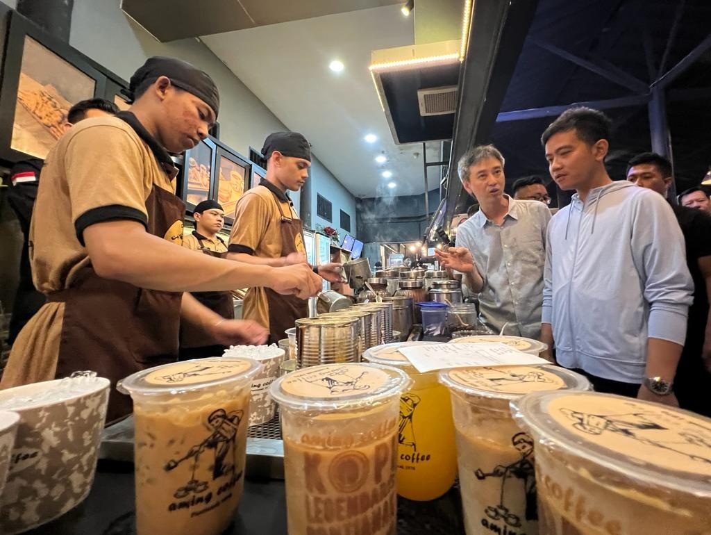 Cawapres Gibran Rakabuming Raka saat menghadiri kegiatan &ldquo;Gibran Mendengar&rdquo; di Aming Coffee.