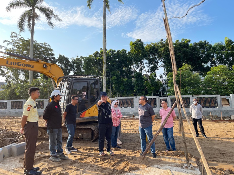 Pj Gubernur Kalbar Harisson meninjau progres pembangunan tahap pertama GOR Terpadu di Kompleks Gelora Khatulistiwa Pontianak.