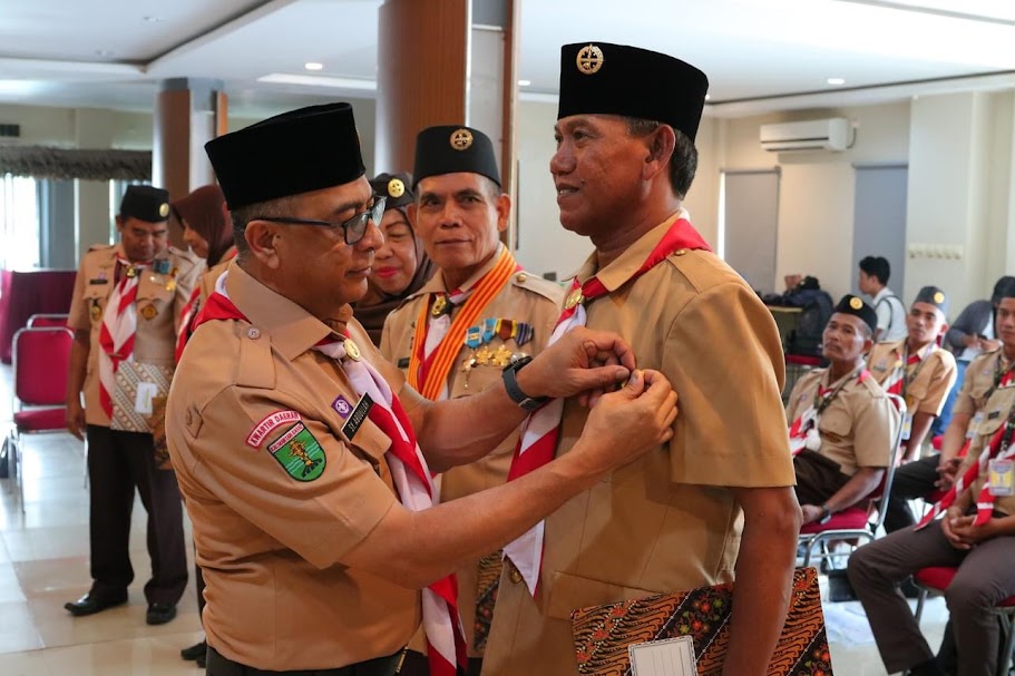 TERIMA PENGHARGAAN: Wabup Ketapang, Farhan, menerima penghargaan Lencana Darma Bakti dan Pancawarsa V, Senin (18/12).