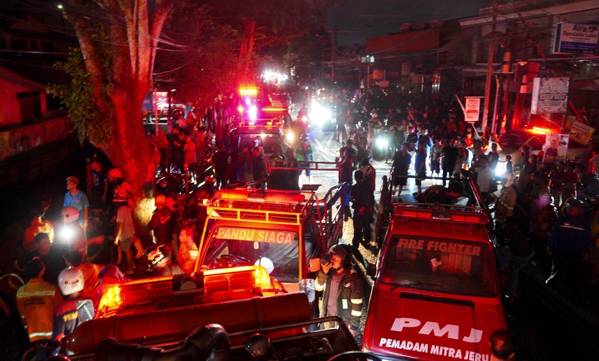 Kebakaran di Jalan Purnama, membuat pemadam sulit bekerja karena jadi tontonan warga.