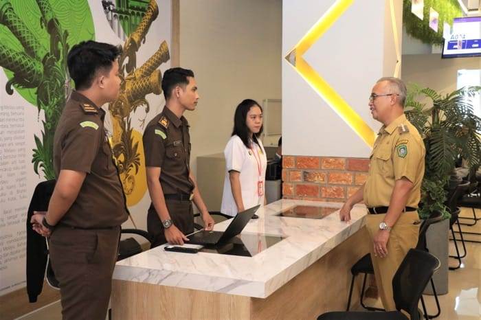 TINJAU MPP: Wali Kota Singkawang, Sumastro bersama OPD terkait meninjau langsung pelayanan Mal Pelayanan Publik (MPP) Kota Singkawang.
