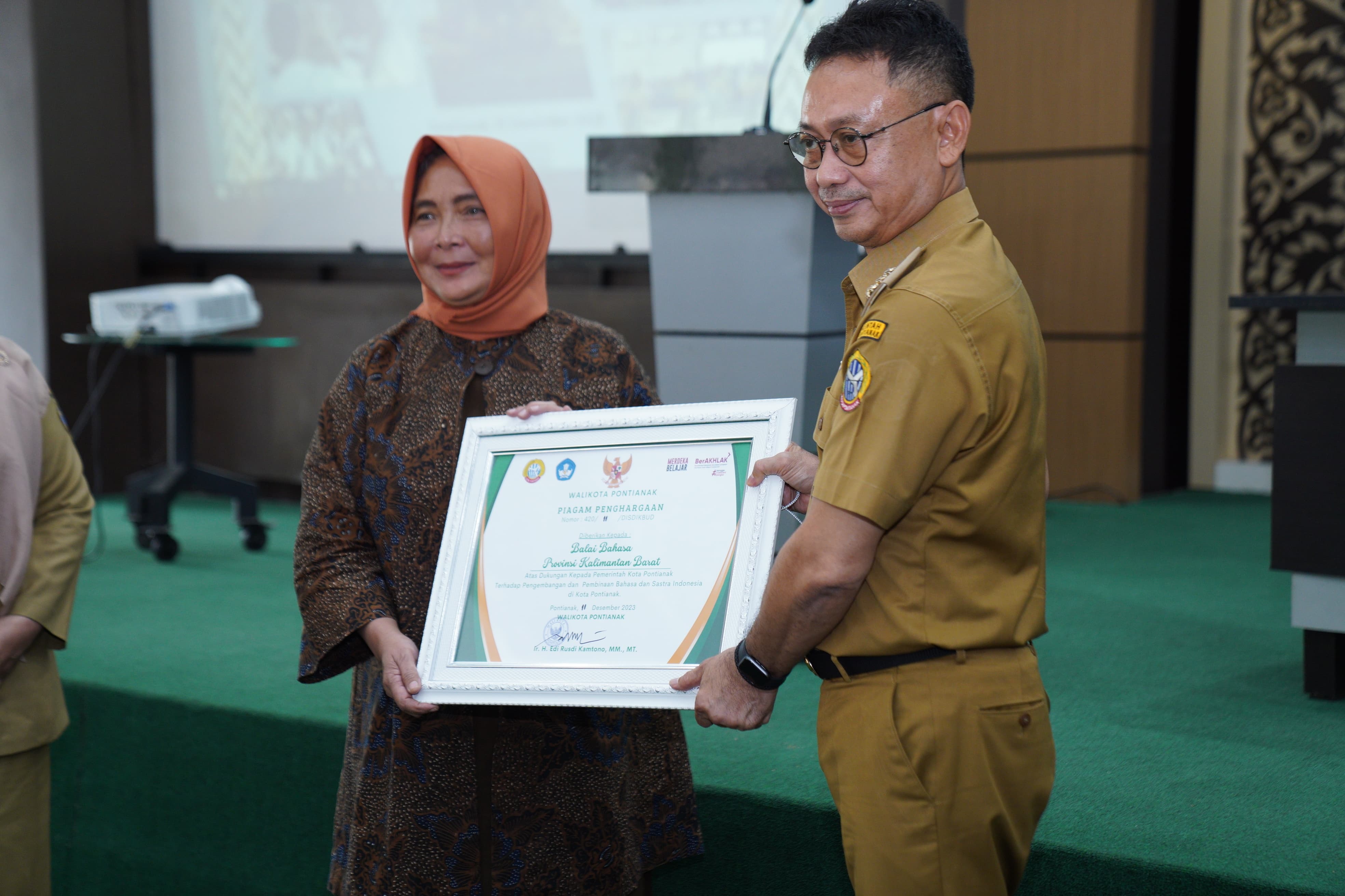 Wali Kota Pontianak Edi Rusdi Kamtono menyerahkan piagam penghargaan kepada instansi atas dukungannya pada dunia pendidikan dan kebudayaan.