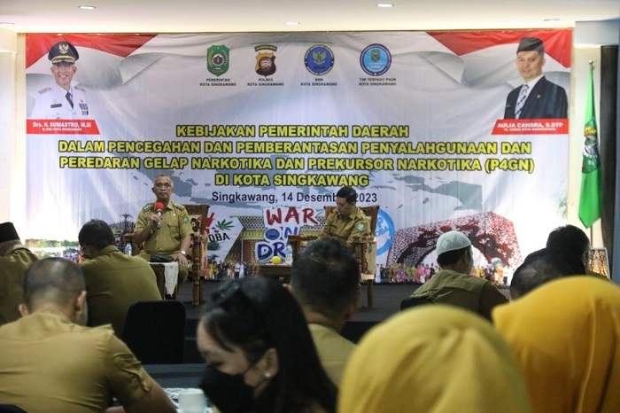 SETAHUN MEMIMPIN: Pj Wali Kota Singkawang Sumatro saat kegiatan di lingkungan Pemkot belum lama ini. Nama ini genap setahun memimpin Kota Singkawang.