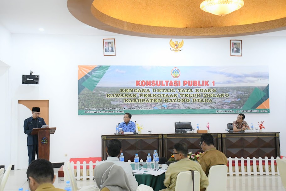 BERI ARAHAN: Konsultasi Publik I RDTR Kawasan Perkotaan Teluk Melano yang berlangsung di Ballroom Mahkota Hotel, Sukadana, Selasa (19/12).