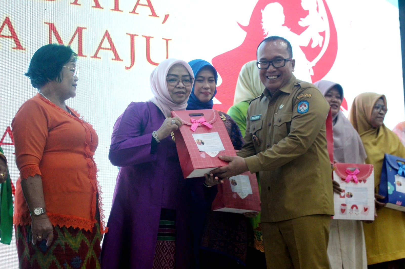 ARAHAN: Wabup Kubu Raya, Sujiwo saat menghadiri Peringatan Hari Ibu (PHI) ke-95 di Aula Praja Utama Kantor Bupati Kubu Raya, Selasa (19/12).