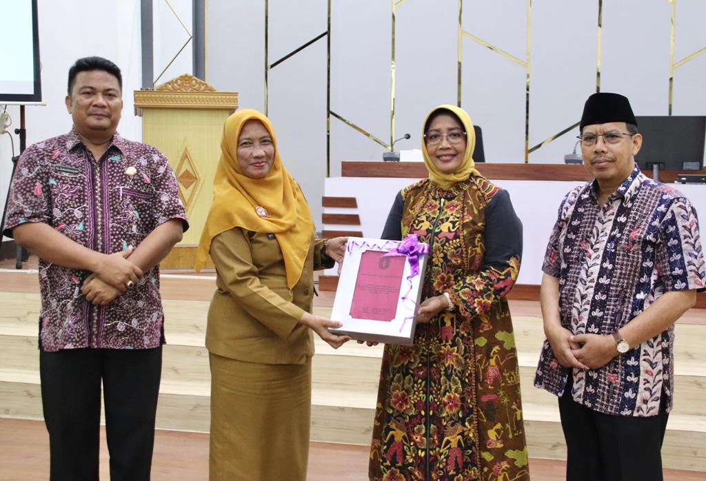 LHP : Bupati Erlina saat menerima Laporan Hasil Pemeriksaan (LHP) dari Inspektorat Kalbar.