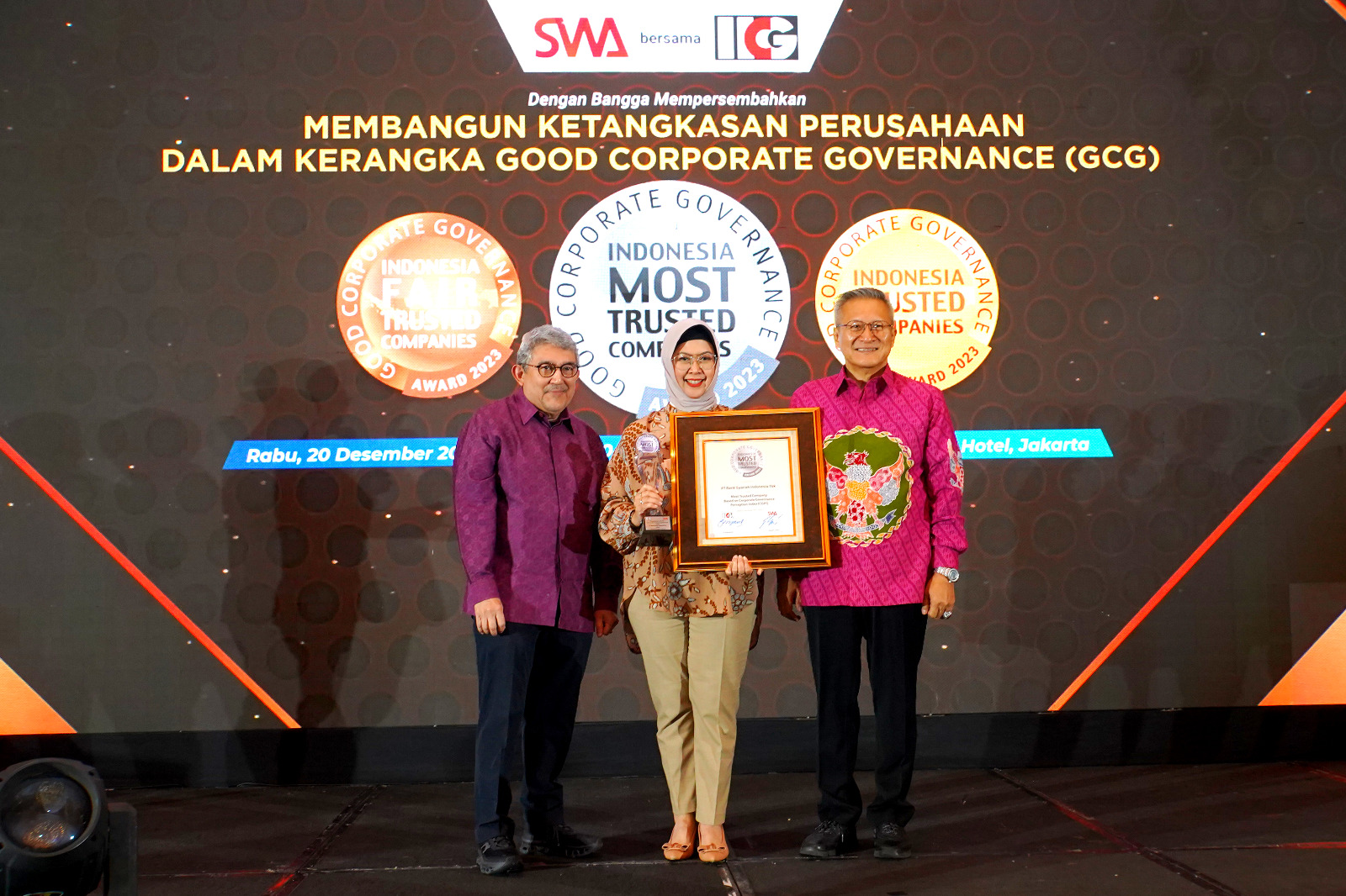 Direktur Compliance & Human Capital PT Bank Syariah Indonesia Tbk Tribuana Tunggadewi menerima penghargaan Indonesia Most Trusted Companies Award 2023 di Jakarta, Rabu (20/12).