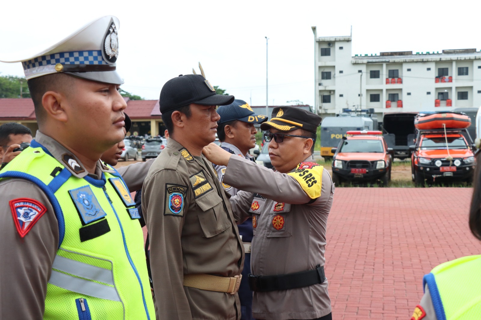 CEK PERSONEL: Wakapolres Kubu Raya mengecek personel dalam Apel Gelar Pasukan Operasi Lilin Kapuas, Kamis (21/12).