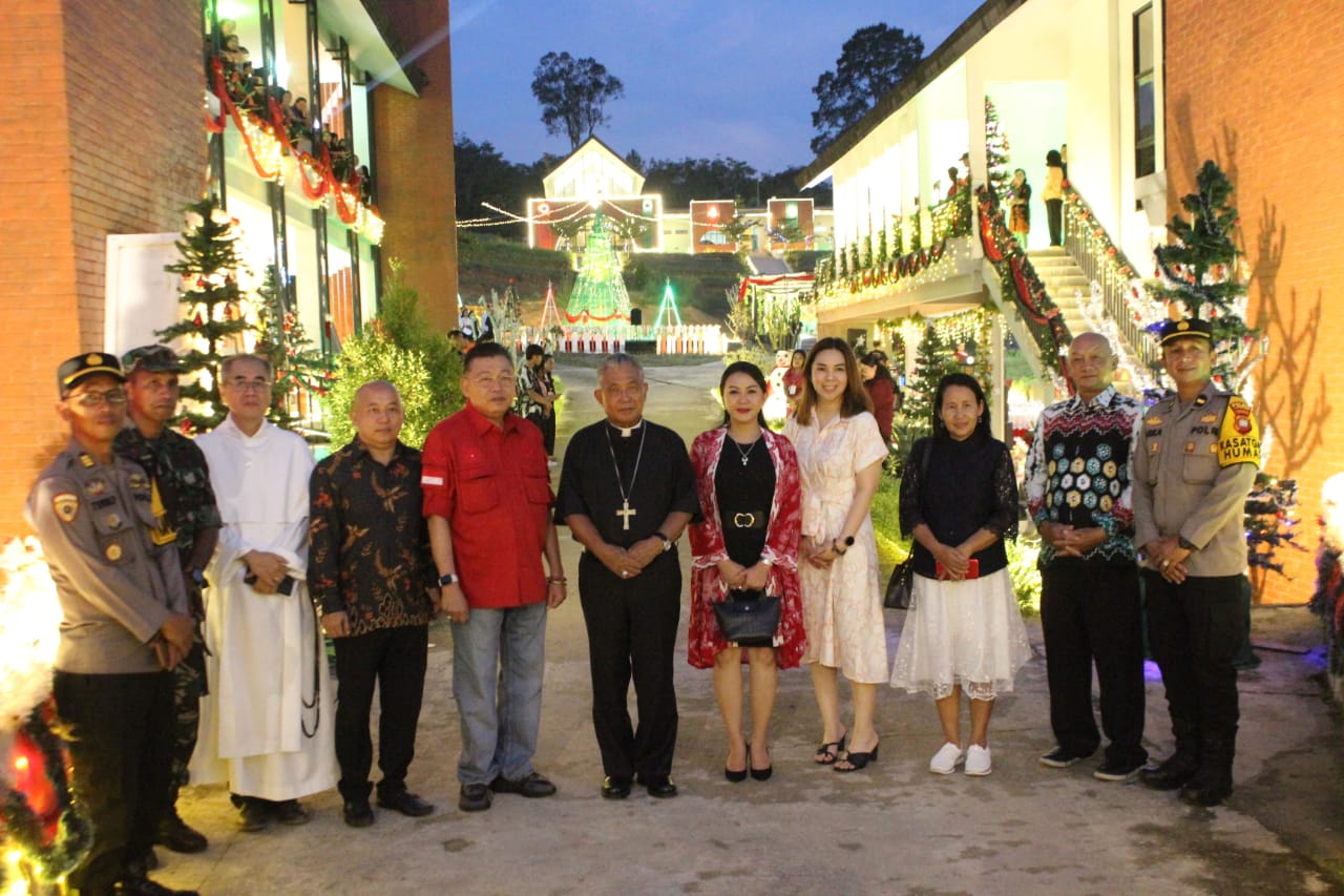 DIBUKA: Pembukaan Yuletide Season kelima 2023 Universitas Katolik Santo Agustinus Hippo, Jumat (15/12) malam.