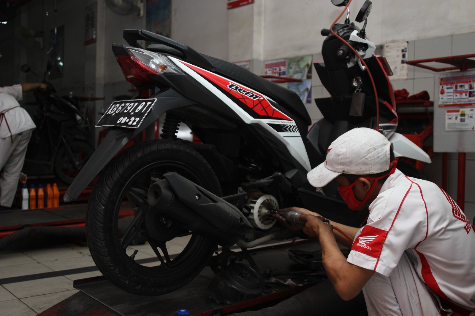 Layanan servis sepeda motor di AHASS Pontianak.