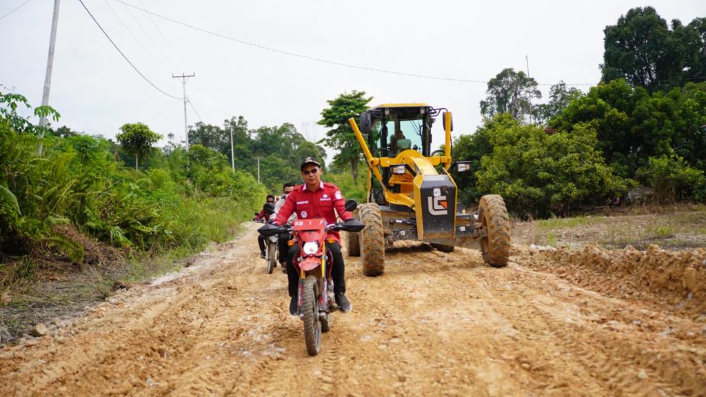 TINJAU: Bupati Kapuas Hulu Fransiskus Diaan saat meninjau jalan perbatasan yang ada di Kecamatan Puring Kencana.