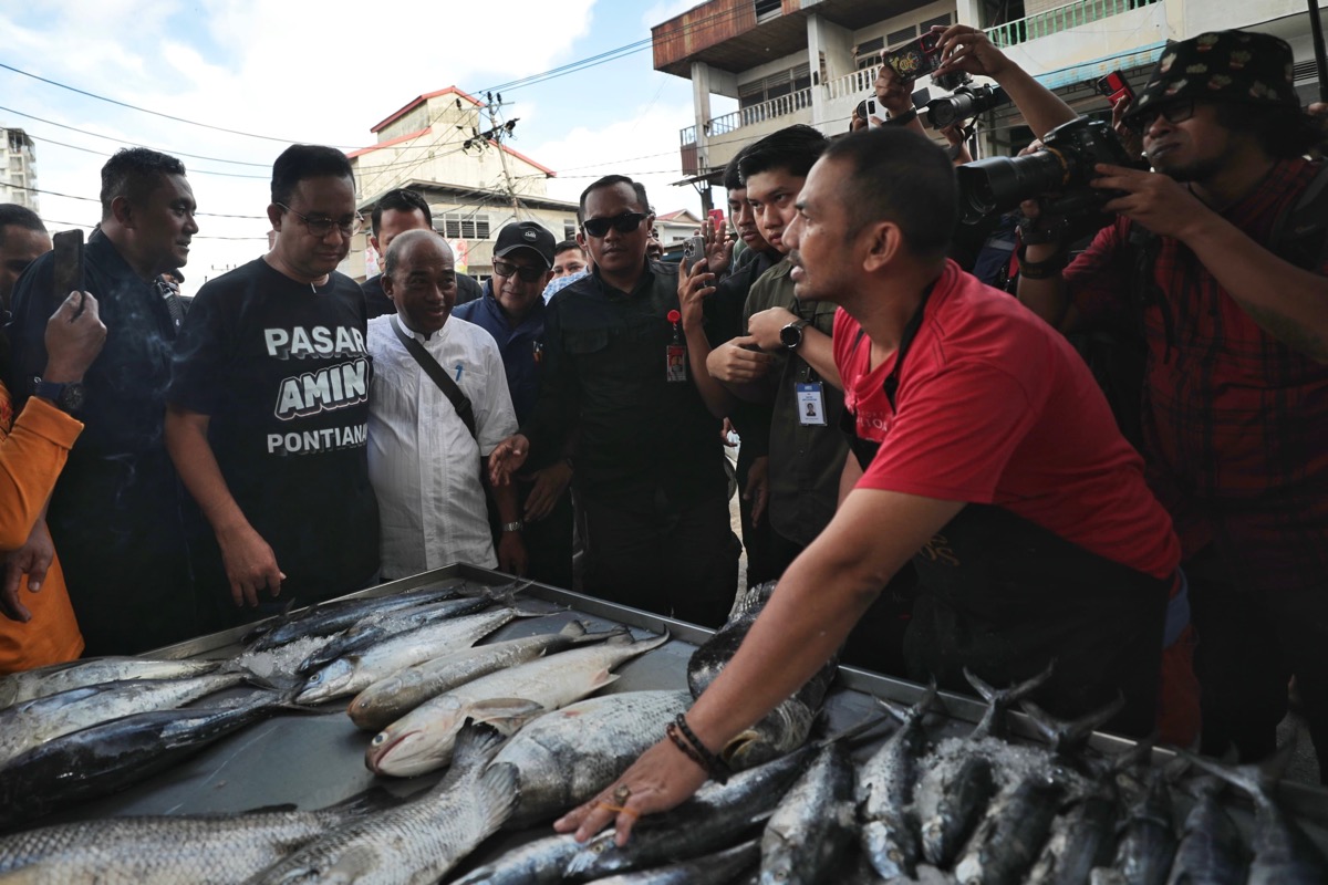 Calon Presiden Anies Baswedan saat berkunjung ke Pasar Flamboyan, Selasa (26/12)