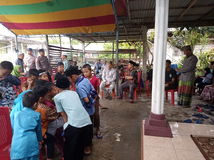 AKSI SOSIAL: Suasana kegiatan sunatan massal yang dilaksanakan ICMI Sambas di Sekuduk, Kecamatan Sejangkung.