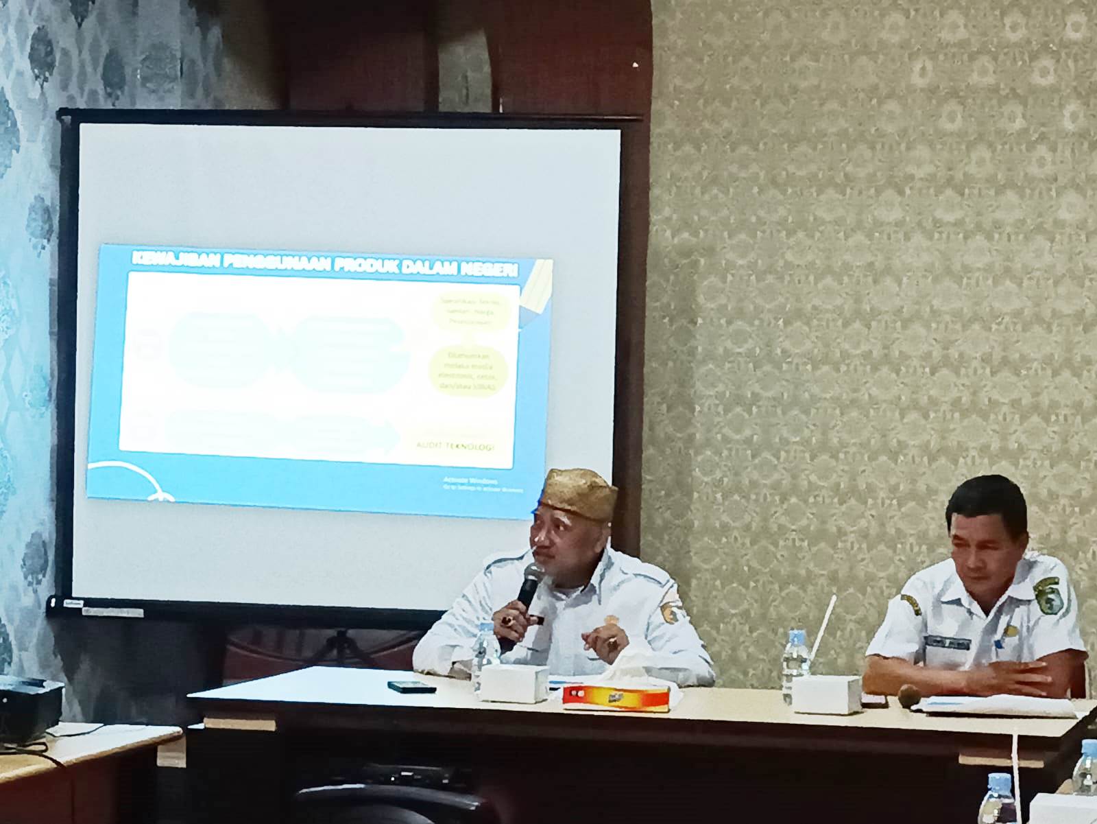 RAKOR: Disperindag Kabupaten Sintang saat menggelar rapat koordinasi tim Peningkatan Penggunaan Produk Dalam Negeri (P3DN) Kabupaten Sintang, di Aula Disperindagkop dan UKM Kabupaten Sintang