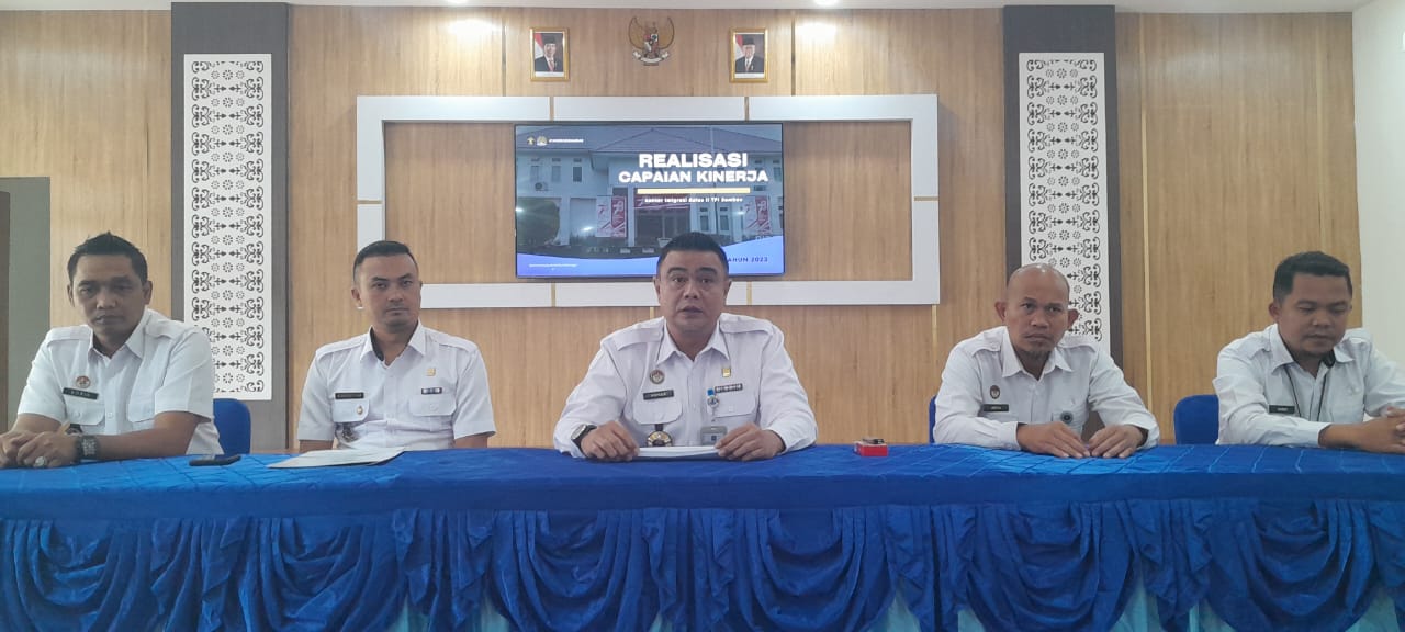 Kepala Kanim Sambas saat pimpin penyampaian realisasi kinerja di 2023 kepada sejumlah awak media.
