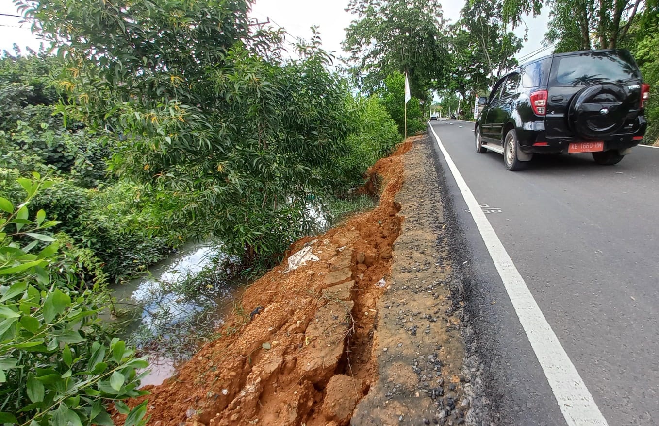 LONGSOR : Kondisi beram jalan di Kota Sukadana, Kayong Utara, longsor.