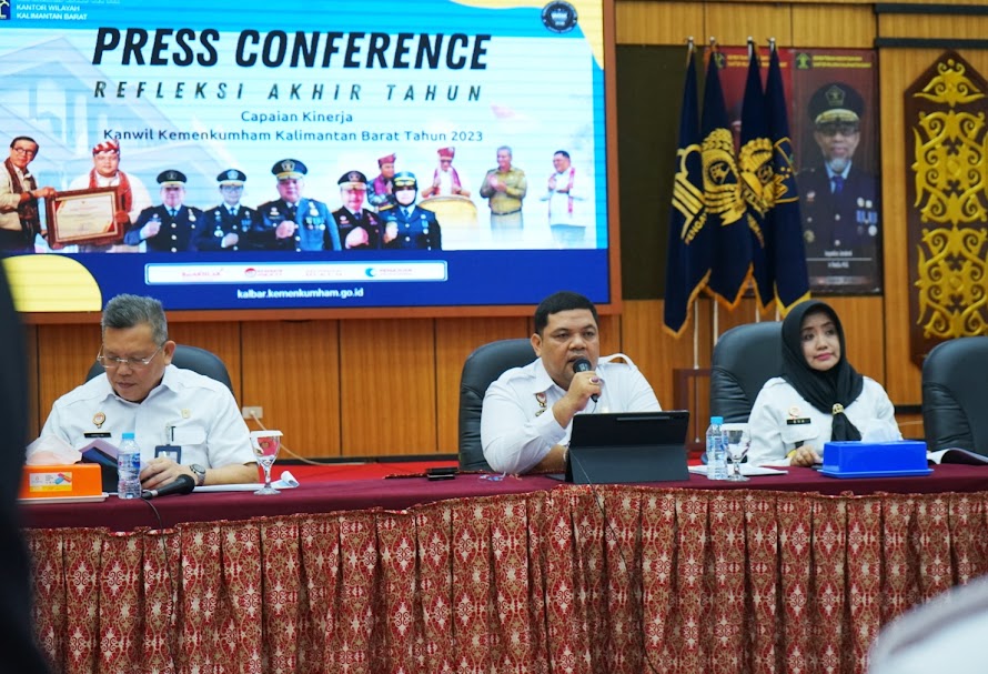 KONFERENSI PERS: Kepala Kanwil Menkumham Kalbar Tito Andrianto memberikan keterangan pers dalam konferensi pers terkait refleksi akhir tahun, yang berlangsung di Kantor Kanwil Kemenkumham Kalbar.
