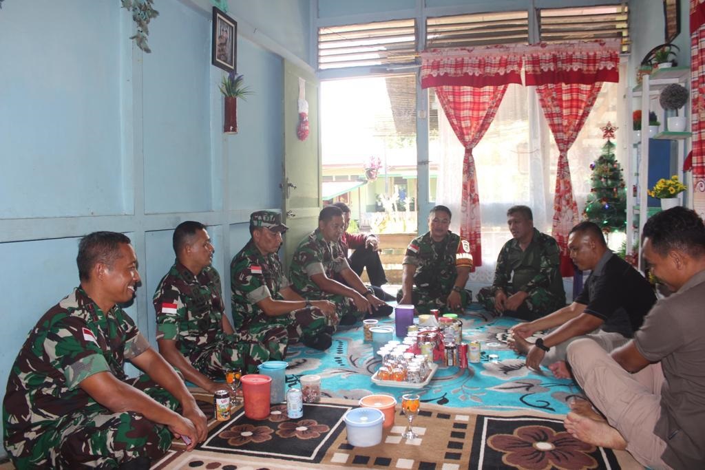 SILATURAHMI: Dandim 1206 Putussibau bersama jajarannya saat merayakan Natal di rumah anggotanya.