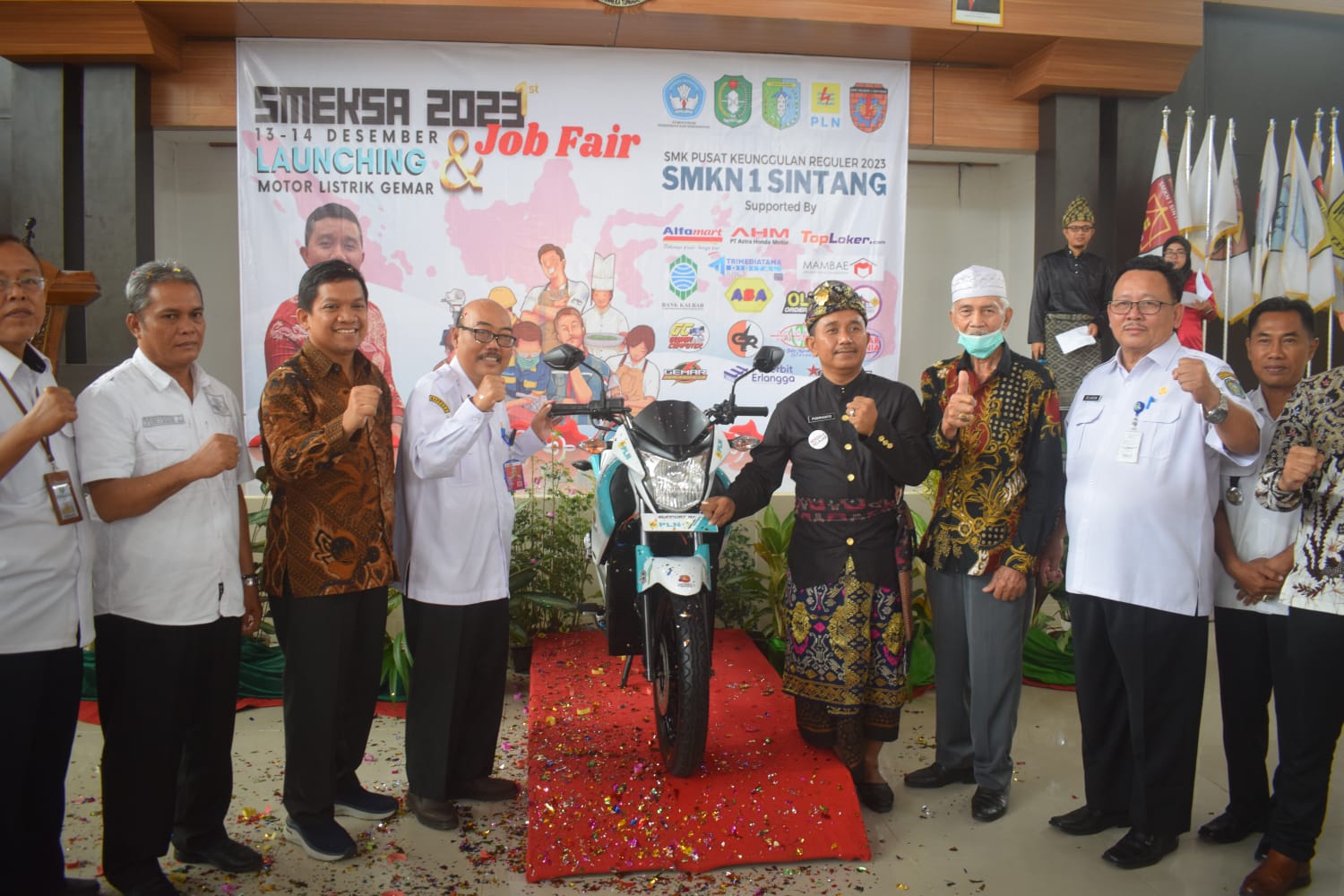 LAUNCHING: Kepala SMKN 1 Sintang saat melakukan dilaunching motor listrik gemar beberapa waktu lalu.