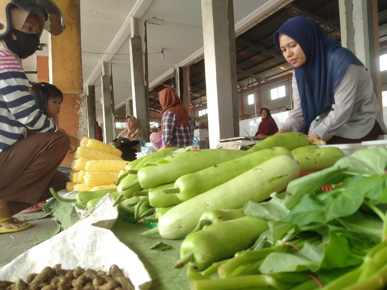 PASAR: Aktivitas pasar di Sanggau terpantau normal. Dengan katergori inflasi yang rendah, pemerintah terus berupaya menekan angkanya hingga masih dapat turun ke ambang batas normal daerah.