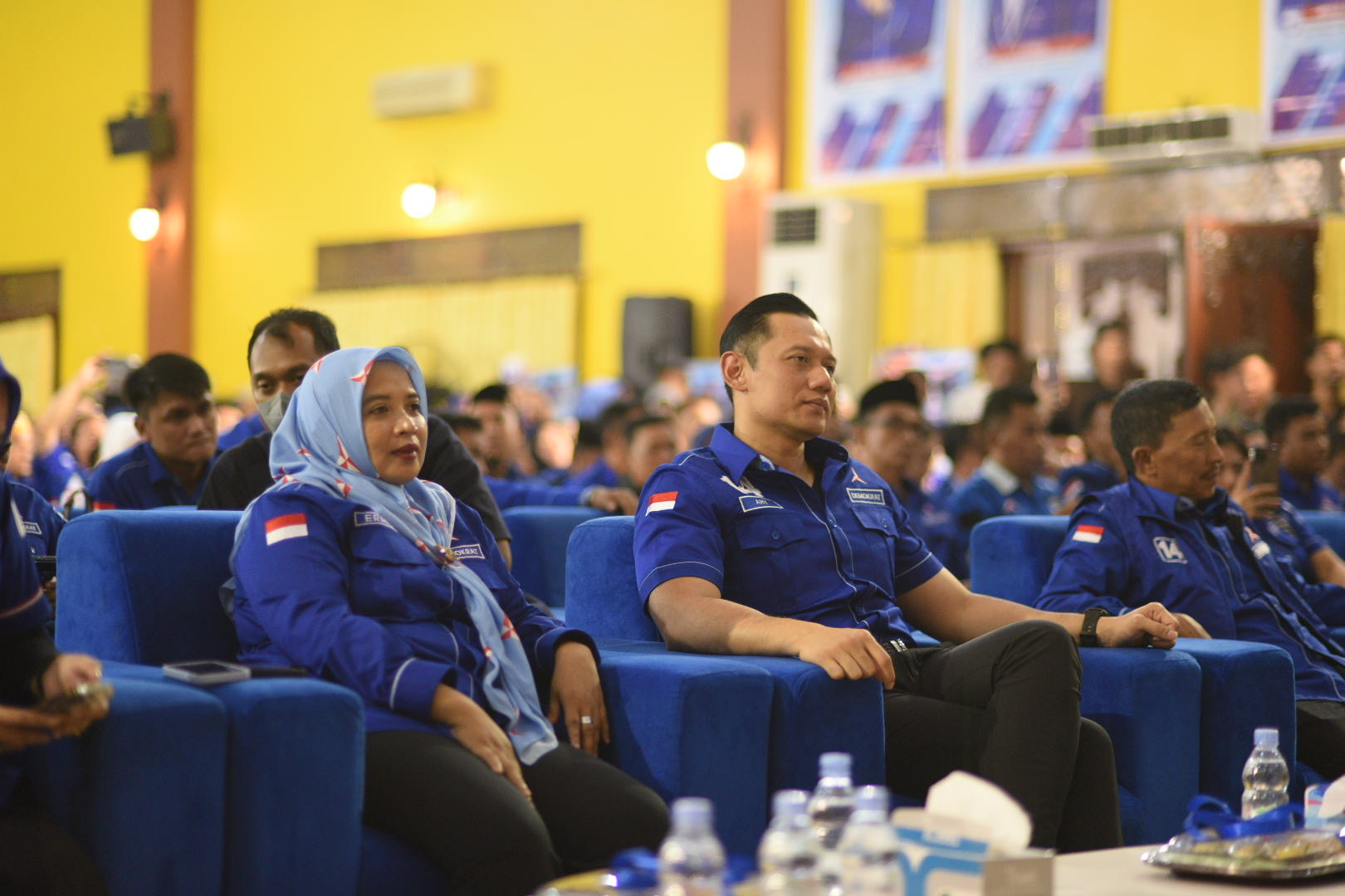 Ketua Umum Partai Demokrat, Agus Harimurti Yudhoyono (AHY), didampingi Ketua DPD Partai Demokrat Kalbar, Ermin Elviani dalam agenda acara konsolidasi Partai Demokrat Kalbar bersama seluruh caleg.