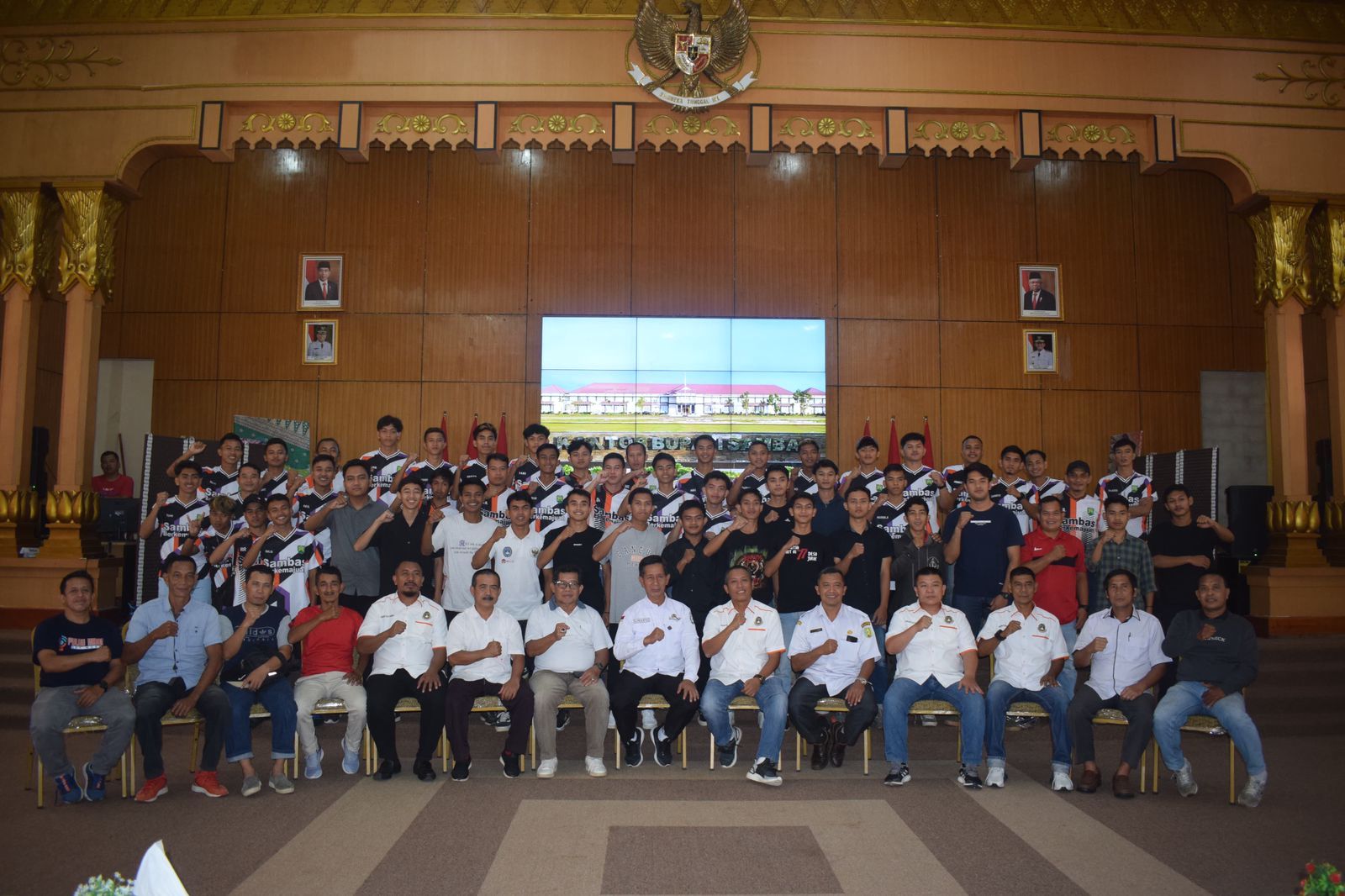 BERANGKAT: Kadis Parpora lepas keberangkatan dua kesebelasan perwakilan Kabupaten Sambas diajang sepakbola Liga 3 Zona Kalbar.