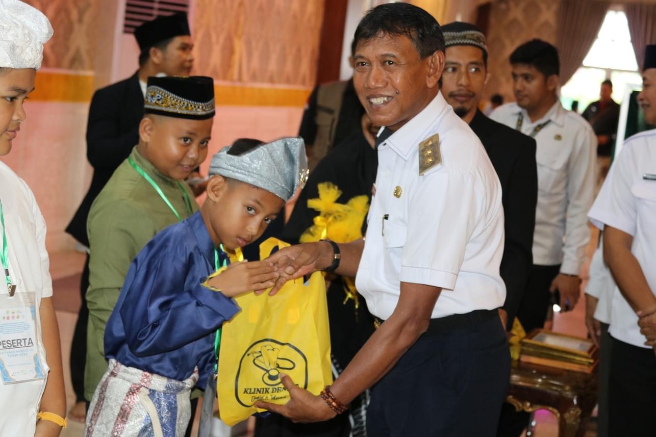 SANTUNI : Wabup Ketapang Farhan, memberikan bingkisan kepada anak yatim saat kegiatan khitanan massal, Rabu (27/12).