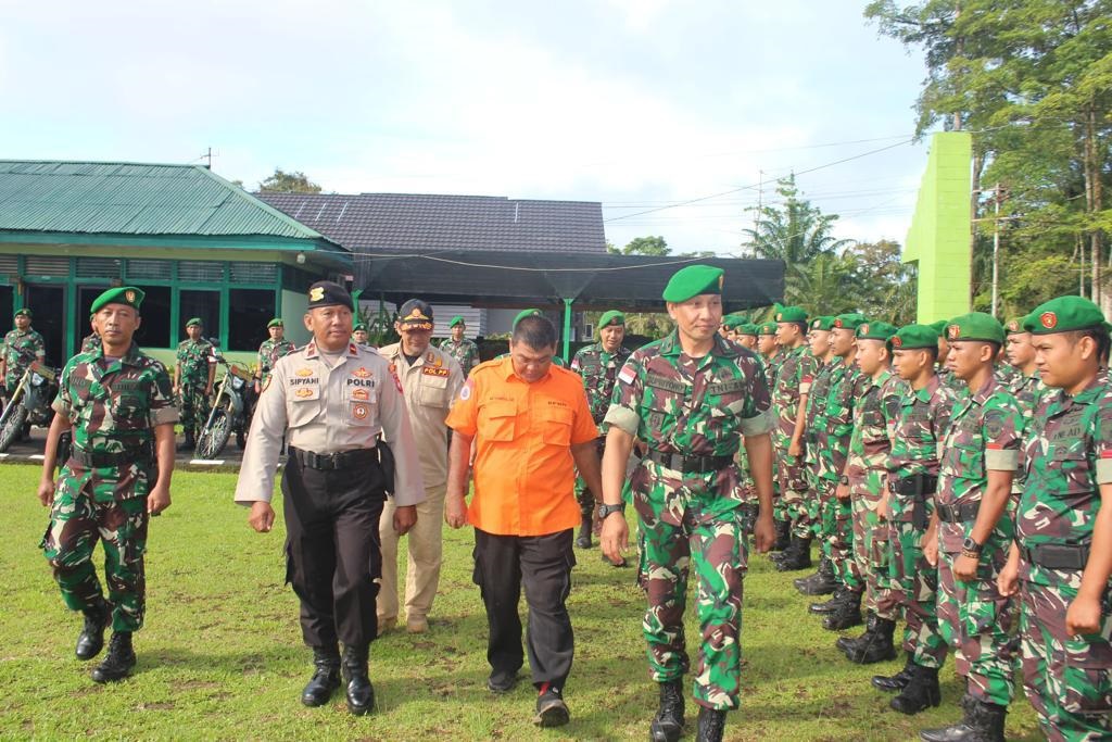 SIAP: Kodim 1206 Putussibau saat melaksanakan apel kesiapsiagaan penanggulangan bencana banjir.