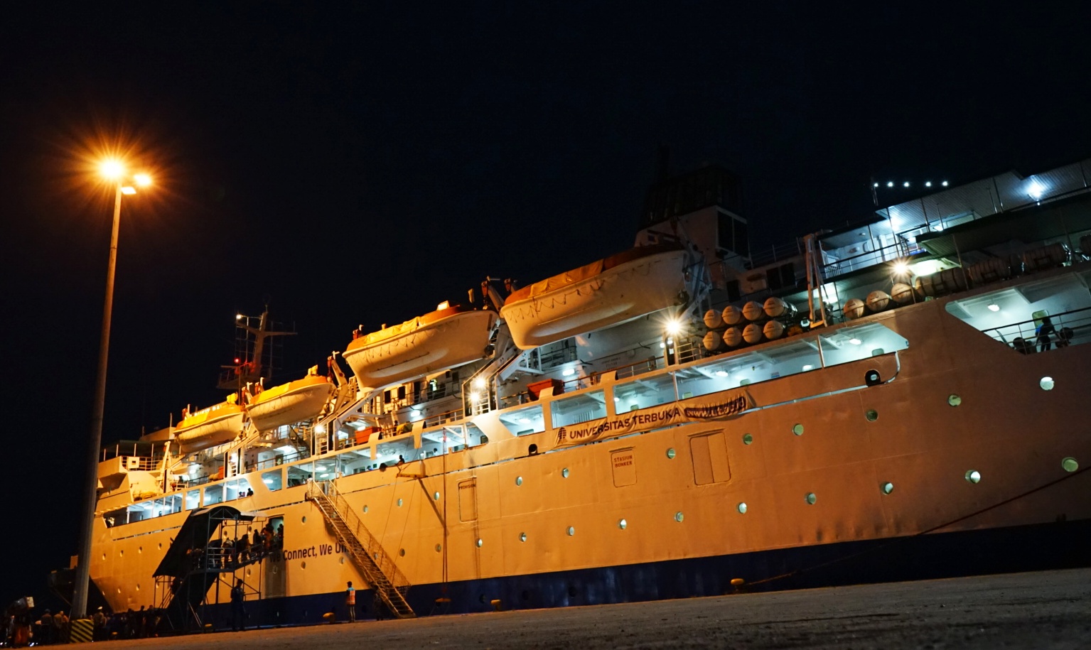 JALUR LAUT: KM Bukit Raya sedang bersandar di Pelabuhan Dwikora Pontianak, Kamis (28/12) pagi. Jumlah penumpang jalur laut meningkat sebanyak 17 persen saat libur Natal dan menjelang Tahun Baru.