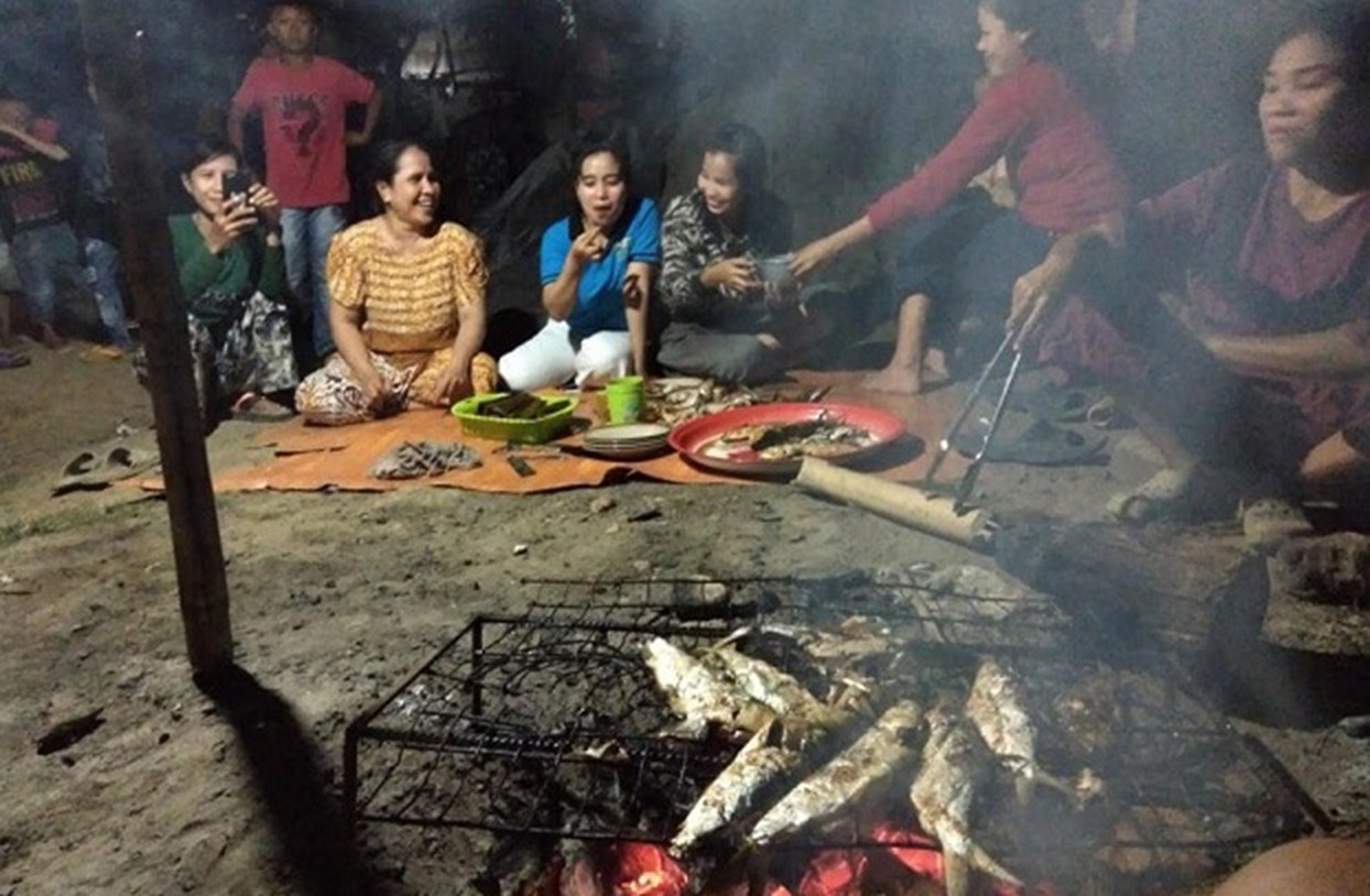 Pergantian Malam Tahun Baru, biasanya diwarnai dengan acara bakar-bakar sebagai ajang kumpul keluarga lintas generasi.